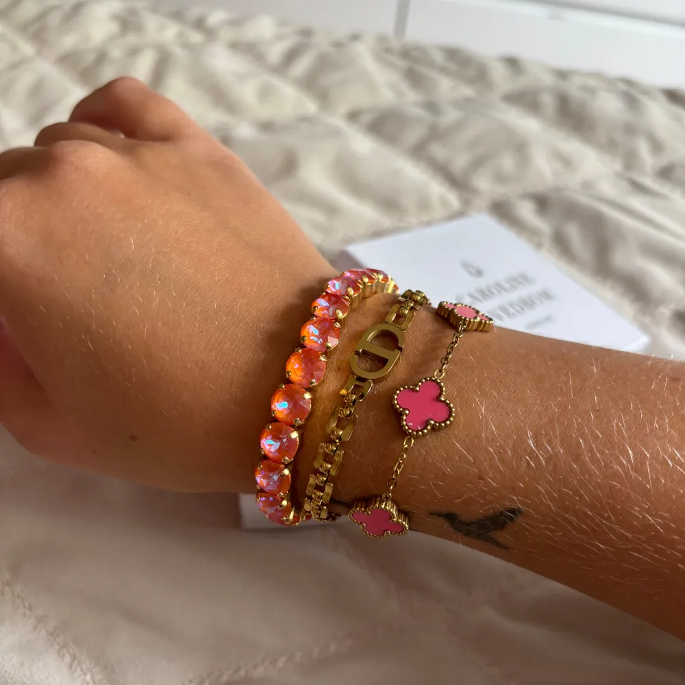 Säljer ett superglittrigt armband från Caroline Svedbom. Det har en härlig mix av rosa och guldiga pärlor som verkligen poppar! Perfekt för att liva upp vilken outfit som helst. Kommer i originalförpackning. Gummibandsform och passar alla handleder. . Accessoarer.