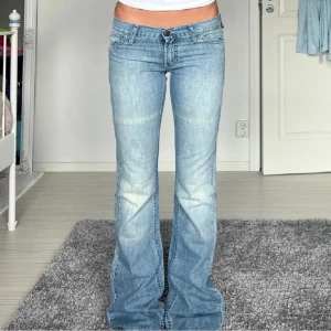 Lågmidjade jeans  - Säljer dessa skitanygga jeans för att tyvärr inte passade mig. Midjemått - 37,5cm Innerbenslängd - 80cm🩷🩷