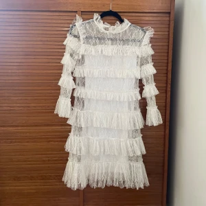 By Malina Carmine Dress - Säljer min fina Carmine Dress från By Malina. Använde den på mitt bröllop och en gång på bröllopsresa. Originalet (se bild 3) har hudfärgad underklänning, men denna är omsydd och har vit underklänning. Gott skick! 