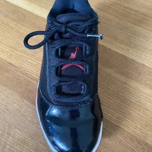 Air Jordan 11 CMFT Low - Storlek 38, endast använda inomhus. Bra skick. 