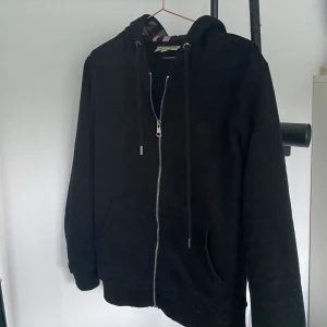 Burberry tröja  - Jag säljer en burberry tröja i nytt skick. Tröjan är  i storlek m, hör gärna av er om ni vill ha fler bilder eller annat. 