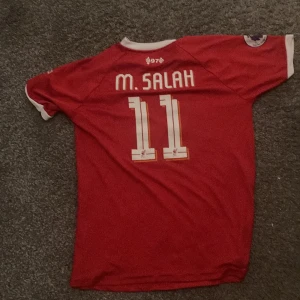 Helt ny tröja använt endas en gång går att sänka pris bra kvalite och hundra procent äkta - Som en helt ny