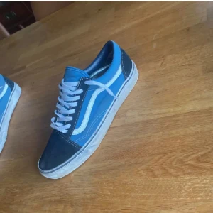 Old school vans - Storlek 43, Okej skick använda väldigt sparsamt. Hojta till vid funderingar!