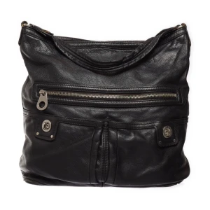 Marc Jacobs väska - Marc jacobs turnlock bag. Perfekt till skolan. Får plats med dator. Jättefin väska som inte längre kommer till användning. Äkta. Pris kan diskuteras. Skriv för frågor.🫶