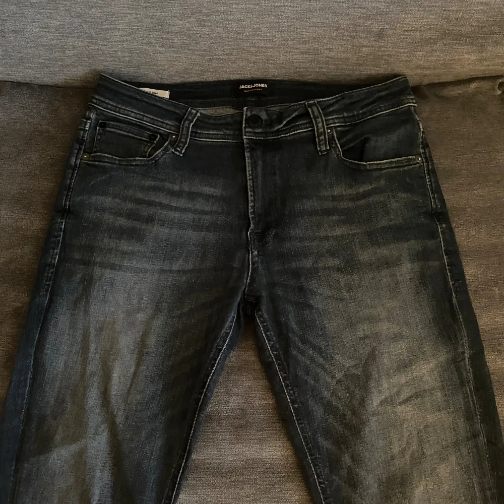 Säljer dessa sjukt feta Jack and Jones jeans, de är i modellen skinny Liam och är sjukt stretchiga. Storlek är W32/L32. Skriv vid minsta lilla fundering och skicka gärna prisförslag. . Jeans & Byxor.