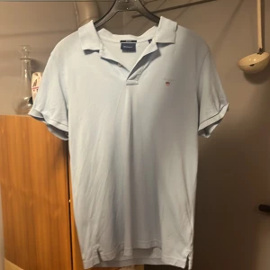 Gant piké  - Säljer min fina blåa gant piké för den är lite för stor. Markerna som är på tröjan är vatten för strök den precis. Tar emot bud så det är bara att skriva. Vid några funderingar så är det bara att skriva 