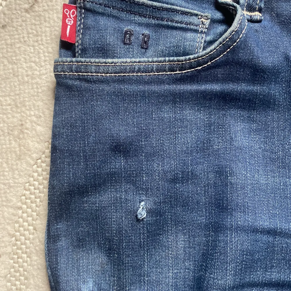 Tja! Säljer dessa jeans av det exklusiva märket Tramarossa. Modellen heter Leonardo och är storlek W31/L34. Tyvärr har jeansen en litet hål nedanför högra framfickan, men det borde gå att sy igen utan problem då det är såpass litet. Skriv vid frågor!. Jeans & Byxor.