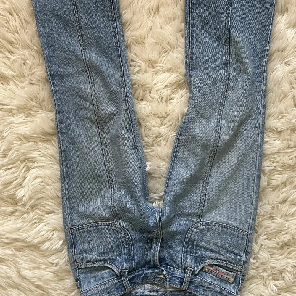 Ascoola vintage lowwaist Bootcut jeans köpta här på plick i strl 36. Knappen är pyttelite lös men det är inget problem. Skriv för frågor!. Jeans & Byxor.