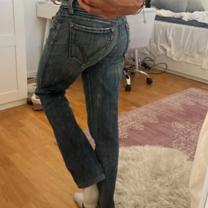 Levis lowwaist  - Jätte snygga jeans med låg midja och raka i modellen💘 Midja rakt över: 36cm Innebenslängden:77cm