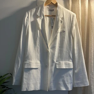 Vit linnekavaj. Oanvänd!🌸 - Vit kavaj i Linneblandning. Har inte haft tillfälle att använda och är därmed helt oanvänd med lappen kvar. Ordinarie pris 599 kr. 🌸