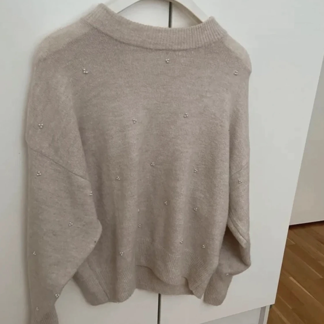 stickad tröja pärlor