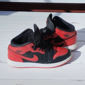 Air Jordan 1 Mid Banned (2020) (GS) 554725-074 - Ett par måttligt använda Jordans i gott skick!