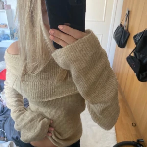 Stickad tröja 💓 - Säljer min beiga stickade tröja från Bikbok pga för stor. 💞 Den är inte använd alls och är i storlek Xs Köpare står för frakten 💞💞