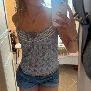 Mönstrad linne i blått och vitt - Säljer ett superfint linne i blått mönster från H&M. Den har en söt knytdetalj framtill och har ett luftigt och skönt material. Priset kan diskuteras ❤️