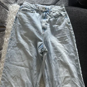 Jeans - Använd endast en gång ! Loten svart fläck kolla bilden ! Går säkert bort att tvätta 