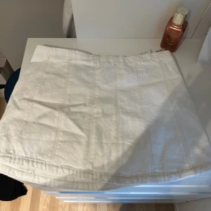 Kjol ZARA - Oanvänd kjol från Zara. Köpt för ett år sedan men aldrig använt.  Prislappen sitter kvar och originalpris är 299kr  Jag säljer den för 180kr då den inte kommer till användning.  Personligen så har jag inte kjolen lika högt upp som modellen.