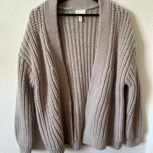 Beige stickad kofta från H&M - Säljer en supermysig beige stickad kofta från H&M. Sparsamt använd, fint skick!