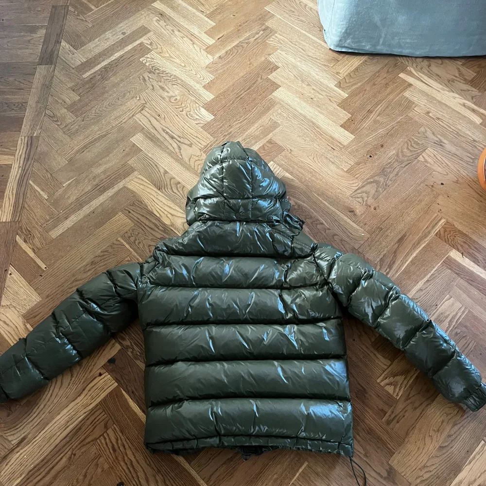 Säljer denna äkta moncler maya!! använd 1 vinter har lite lösa trådar men inget märkvärdigt. kvitto finns ej då det var em födelsedagspresent men scanner funkar . Jackor.