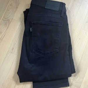 Levi’s jeans - Jättefina svarta jeans från Levi’s som passar xs. Säljer då de blivit för korta på mig. Nypris 1200kr. Vid snabb affär kan jag gå ner i pris❤️