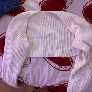 Vit bolero/kofta - Använd 2 gånger som mest. Fin och bekväm