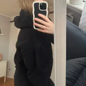 Svart hoodie från bikbok i fint skick, säljer då jag jag en till svart hoodie🥰