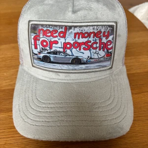 Need money for porsche keps - Helt ny limiterad keps från revenite. Skick 10/10. Need Money For Porsche.