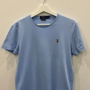 Polo Ralph Lauren tshirt  - Ljusblå, fint skick, storlek S 