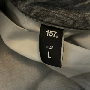 Lager 157 jeans - Grå lager 157 jeans i strl L, skulle säga att dem är baggy och långa så passar bra för dig som är över 170!!