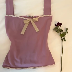 ”Violet” topp - Ljuslila topp med spets och rosett, stretchig och av hög kvalitet💗