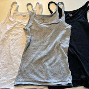 3-pack linnen i olika färger - 3-pack linnen (vit,grå,svart) från lager 157 i xs knappast använda 