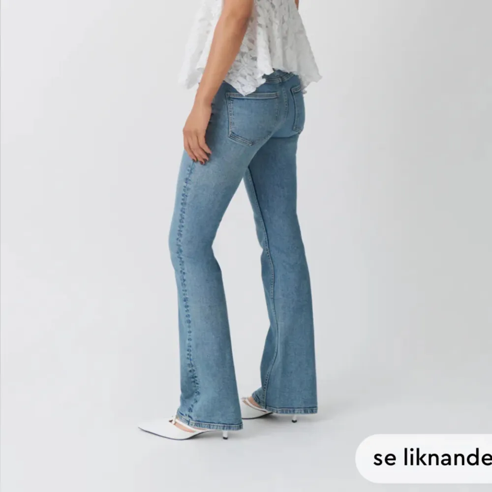 Säljer ett par snygga blå bootcut jeans. De har en klassisk femficksdesign och är i ett mjukt denimtyg. Perfekta för både vardag och fest!               OBS! Slitage längs ner, se bild 4. Kan ej fixa egna bilder på då de ej passar 🤗💞. Jeans & Byxor.