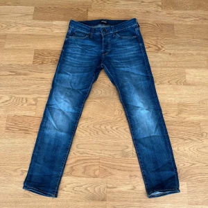 Jack & Jones jeans - Hej Säljer dessa Jack & Jones jeansen. Väldigt bra skick, knappast använda. Nypris 800kr Mitt pris 450kr