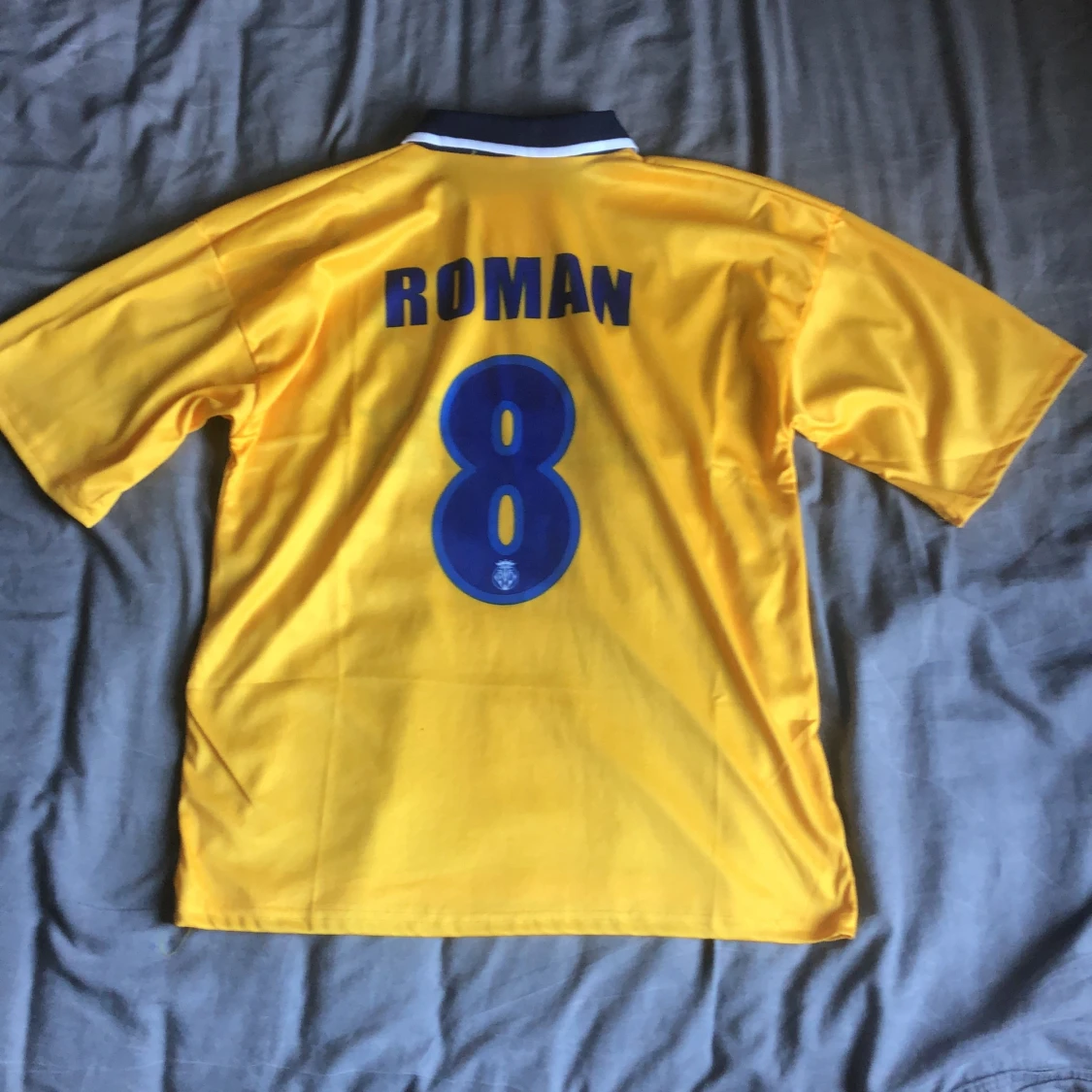 Gul fotbollströja med tryck - 90