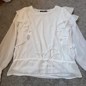 Vit blus - Vit blus från bikbok som aldrig kommer till användning längre❤️ Pris kan diskuteras, köparen står för frakten❤️
