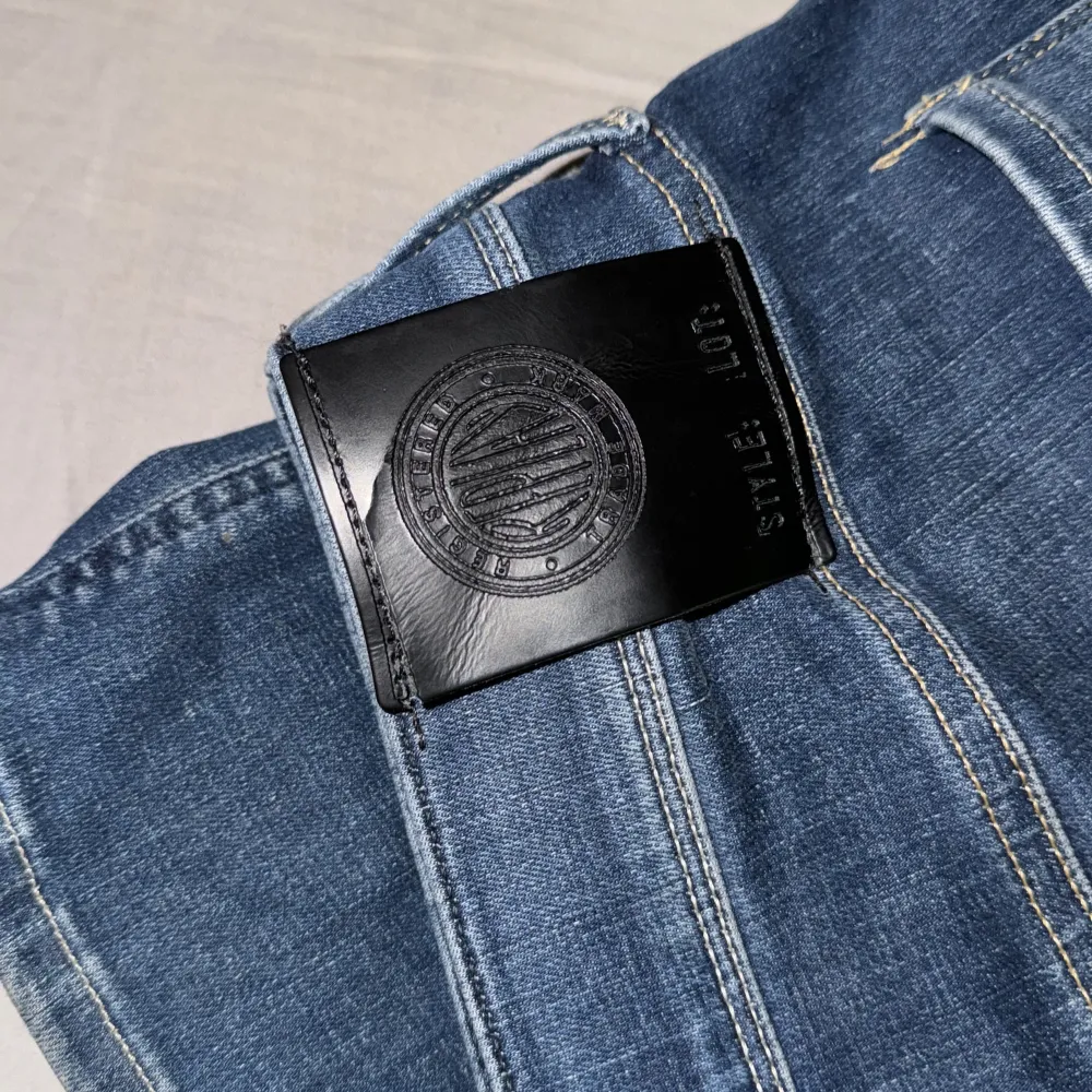 Säljer nu dessa fina och trendiga replay jeans eftersom jag har två likadana, dom är i utmärkt skick (förutom en sak kolla bild 4) dom är köpta i januari för 1599kr säljer dessa nu för 699kr Dom är i storlek 32  Pris kan diskuteras. Jeans & Byxor.