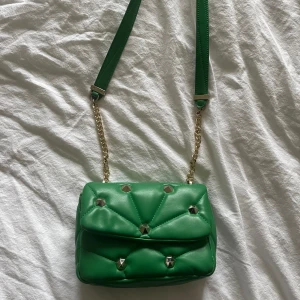 Zara handväska med nitar - Snygg och cool väska från Zara med nitar på💚💚 