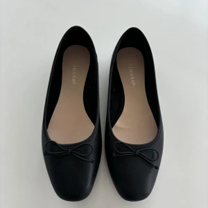 Ballerinaskor - Ett par jättefina ballerina skor som är använda max 2 gånger, säljer pågrund av att jag har två, dem är i jättebra skick