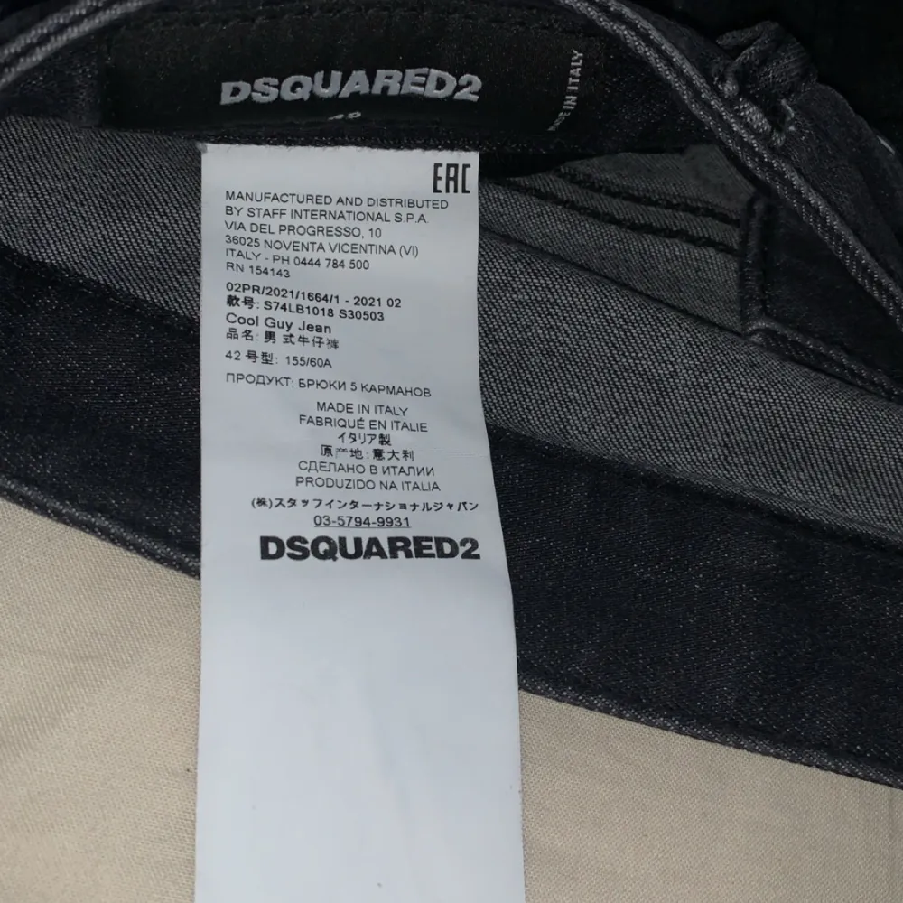 Dsquared2 jeans äkta. Haft dom ett tag och jag är 178 och dom passar mig perfekt, hör av er om ni undrar något! Mvh Emil   . Jeans & Byxor.