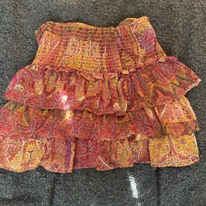 Zara kjol  - Kjol från Zara med så fint mönster. Tyvärr inte rätt storlek men älskar den annars. Passar någon med xs också men annan passform 