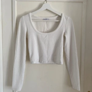 Croppad tröja - Fin croppad tröja som också är ribbad och lite stretchig. Kan också ha som halvt off-shoulder🤍