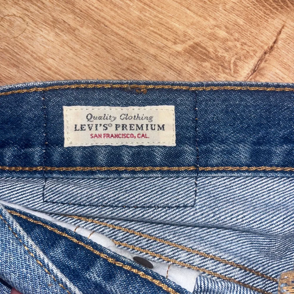 Säljer min Levi’s jeans för att jag inte har använt den sedan jag köpte den och har bara använt 1-2 gånger.. Kjolar.