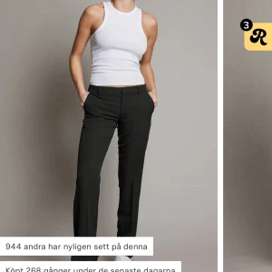 Svarta kostymbyxor - säljer dessa helt nya lågmidjade kostymbyxor från bik bok köpte två men ett kom bara till användning så dessa är inte använda något, skriv privat för fler bilder💗💗