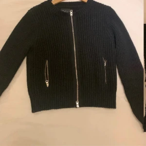 As snygg zip up - As snygg zip up tröja ! Från Zoul edition 💕💕 passar som både en tröja och en tjockare jacka/kofta. Perfekt nu mot höst 💕