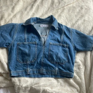 Zara tröja  - Säljer super snygg croppad zara tröja!!!!