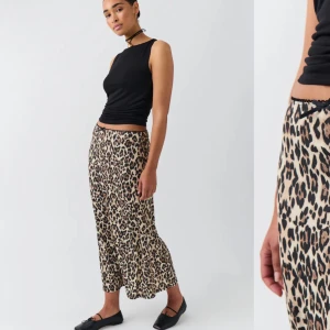 Gina Tricot kjol - Säljer denna fina gina tricot kjol då den inte är min stil, lamporna sitter kvar på kjolen!!