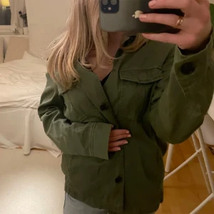 Höst jacka  - Säljer denna fina gröna jacka då den inte kommer till användning!! ❤️❤️(bilderna är lånade) tröjan är köpt på Plick 
