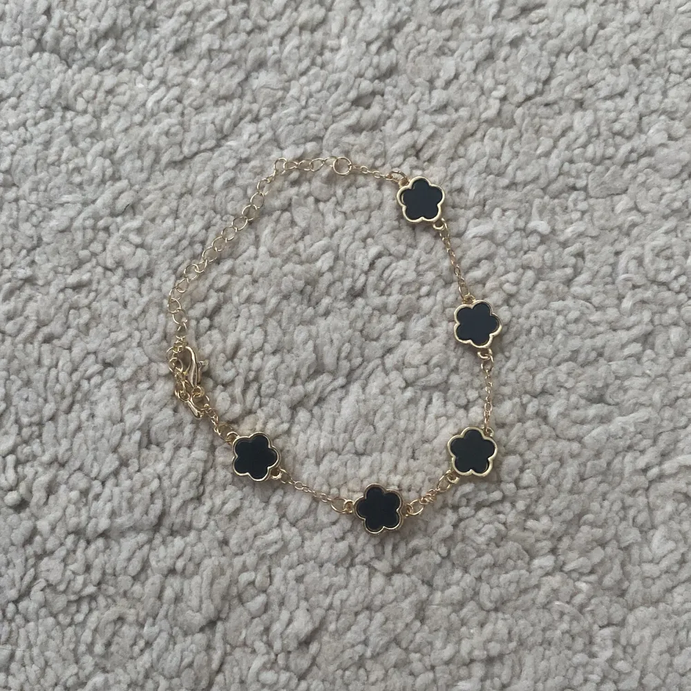 Hittade denna armbanden i mammas smyckelåda och inte säker på värdet men den såg fet ut så kontakta mig vid frågor. Asusteet.
