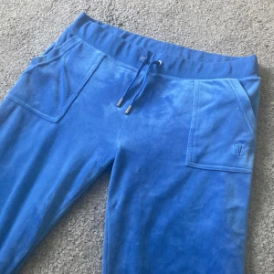 Juicy couture byxor  - Jättefina juicy byxor som är i ett fint skick, med inga skador på men dessvärre är för långa för mig vilket gör att jag vill sälja dom vidare☺️Om ni har fler frågor eller vill ha mer bilder på dom så skriv privat till mig här på plick, tack!💕