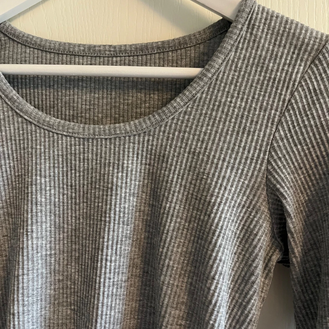 Ribbad grå långärmad top - 91