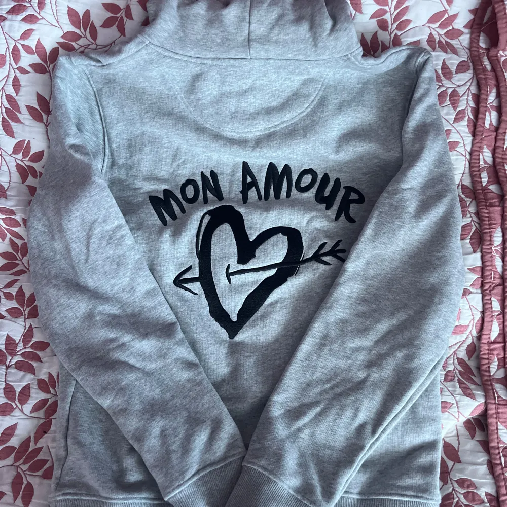 Säljer min super härliga Mon Amour hoodie från Mira Paris eftersom den endast kommit till användning 2 gånger.  Köpt på Zalando i November Strlk S. Hoodies.